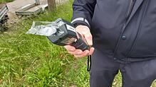 Ein Polizist mit einem Alcomaten in der Hand: Eine Frau fuhr mit 1,8 Promille auf der B500 &ndash; im Auto ihre beiden Kinder. (Symbolbild)