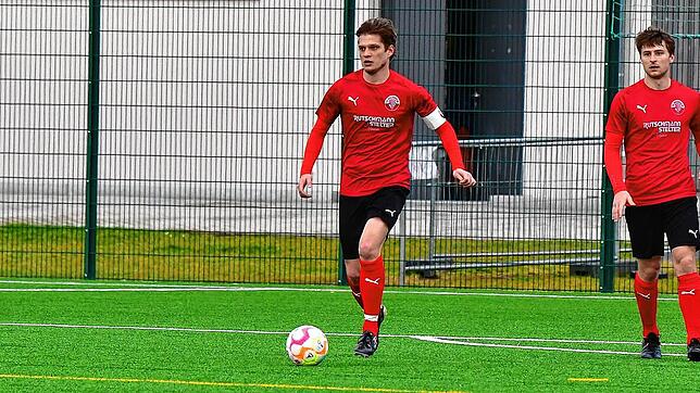 Pech in der Schlussminute: Einen Kopfball von Simon Lauber kratzte Abwehrspieler Catu Hucke vom FC Wittlingen beim 2:0-Sieg der Gäste in ...