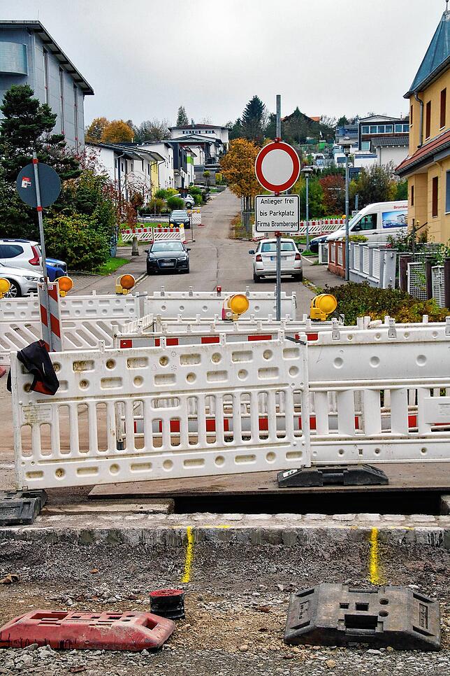 Blick in die Bühlstraße. Die Verkehrsbaken werden teilweise verschoben, um mit dem Fahrzeug daran vorbei zu kommen.