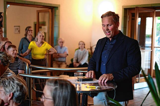 „Ich weiß, dass das sehr unglücklich war“, sagt Bäderchef Julian Meser zu den zwei kurzfristigen Schließungstagen bei sommerlichen ...