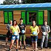 Vertreter des FC Blau-Weiß Murg überreichten sechs Fußbälle als Geschenke für den neuen Bauernhof-Wald-Kindergarten (von links): ...