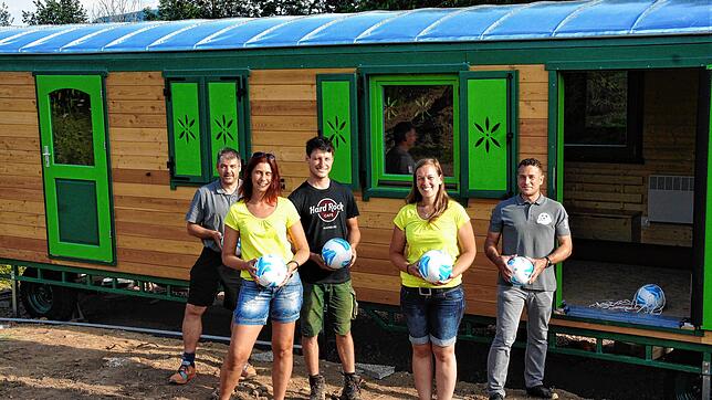 Vertreter des FC Blau-Weiß Murg überreichten sechs Fußbälle als Geschenke für den neuen Bauernhof-Wald-Kindergarten (von links): ...
