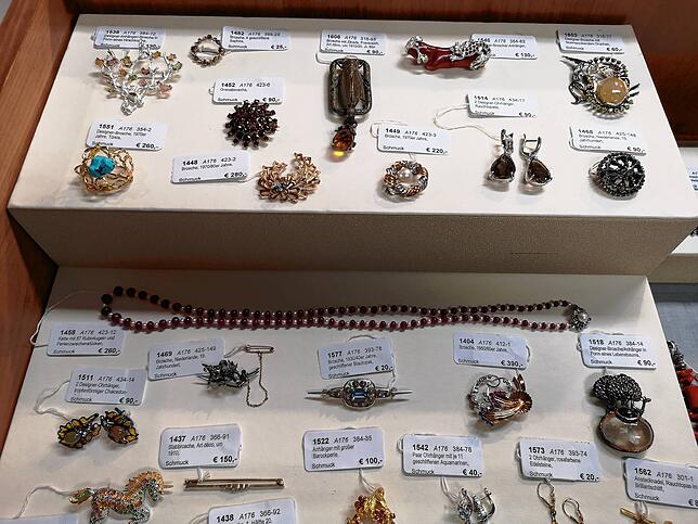 Schmuck in Hülle und Fülle.