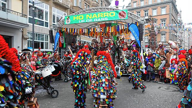 Bild 30: Schmotziger Dunschtig: Diese Mäschgerle feiern auf der Marktstätte