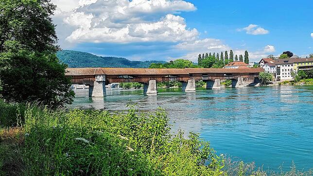 Die längste gedeckte Holzbrücke Europas verbindet Bad Säckingen auf deutscher Rheinseite und Stein in der Schweiz. Im Jahr 2023 wird das ...