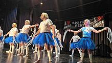 Das Männerballett &bdquo;Big Hegi Beats&ldquo; wirbelt in Tüllröckchen und Perücke über die Bühne und erntet frenetischen Beifall.