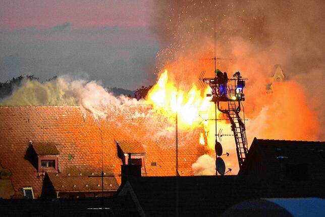 Brand in der Zollernstraße: In der historischen Altstadt von Konstanz kämpfen Einsatzkräfte der Feuerwehren aus dem gesamten Landkreis ...