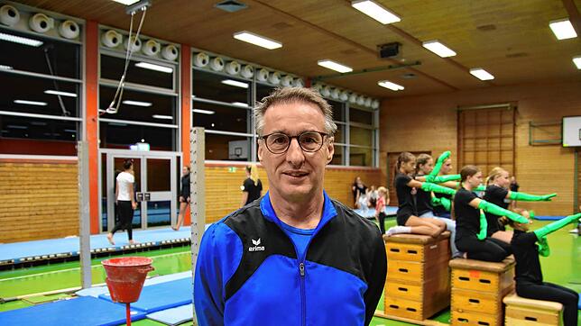Der Oberturnwart des TV Güttingen, Konrad Wiggenhauser, freut sich auf die anstehende Turngala. Im Hintergrund trainieren Kinder und ...