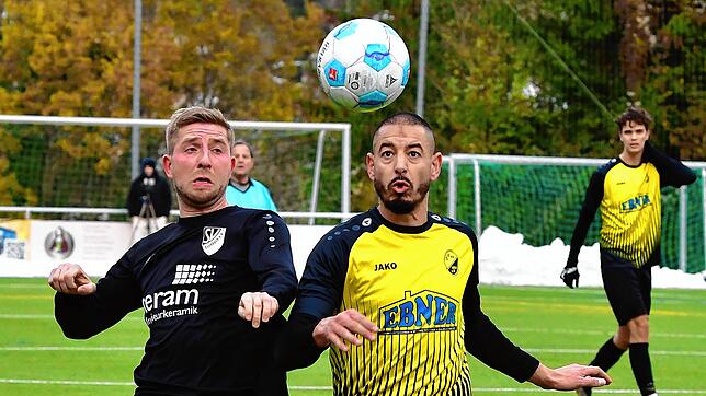 Vorteil SV Eschbach: Torjäger Andreas Studinger (links gegen Bilal Achouri) war wieder einmal nicht zu bremsen. Er traf doppelt beim ...