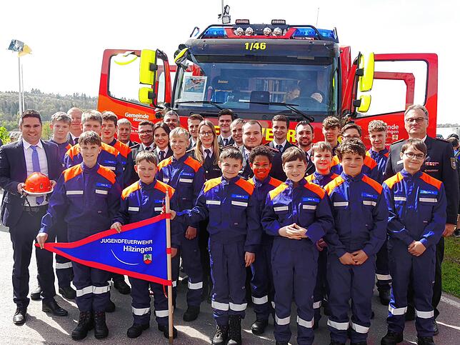 Der Nachwuchs strahlt, mit ihm auch die Jugendleiter, der Bürgermeister und Feuerwehrvertreter von der Kommunal- bis hin zur ...