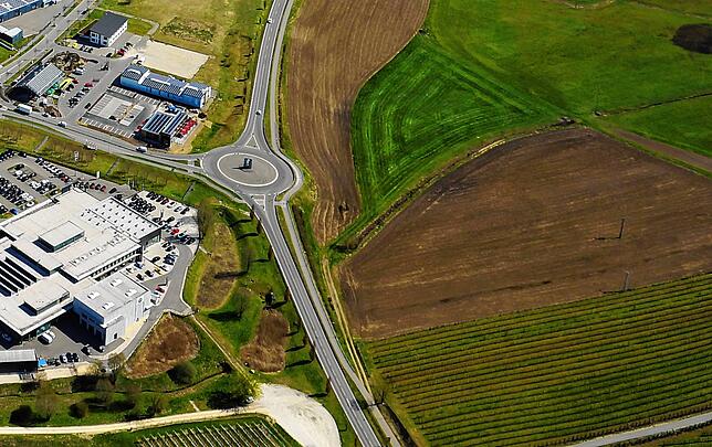 Zwischen Autobahn-Abfahrt (unter dem unteren Bildrand) und Blumhof-Kreisel soll ein klappbares Schild bei Bedarf geöffnet werden, wenn ...