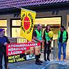 Gegner des Atommüll-Tiefenlagers in Nördlich Lägern vor der Gemeindehalle Hohentengen.