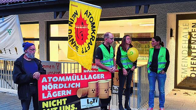 Gegner des Atommüll-Tiefenlagers in Nördlich Lägern vor der Gemeindehalle Hohentengen.