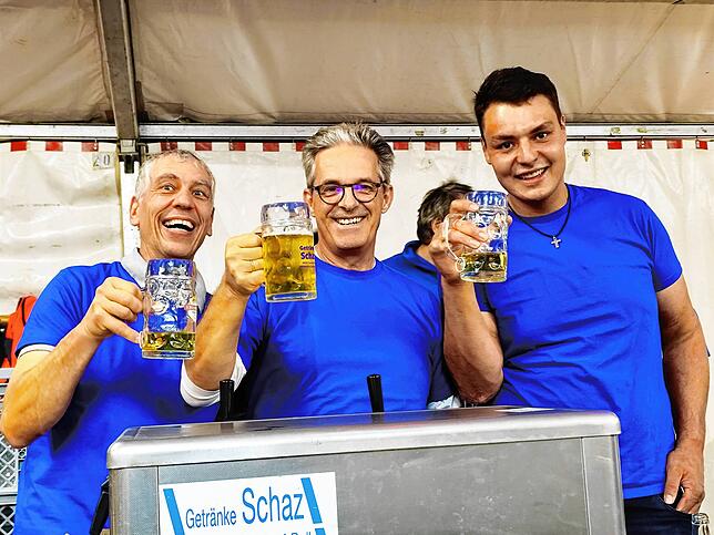 Auch am Zapfhahn ist die Laune hervorragend: (von links) Alexander Zulic, Peter Kible und Lukas Traber sorgen für flüssigen Nachschub ...