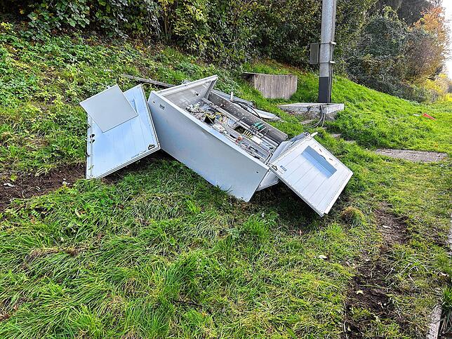 Auf der A1 bei Birmenstorf kam ein 81-Jähriger mit seinem Wagen nach rechts von der Straße ab. Das Auto überschlug sich und kam auf dem ...