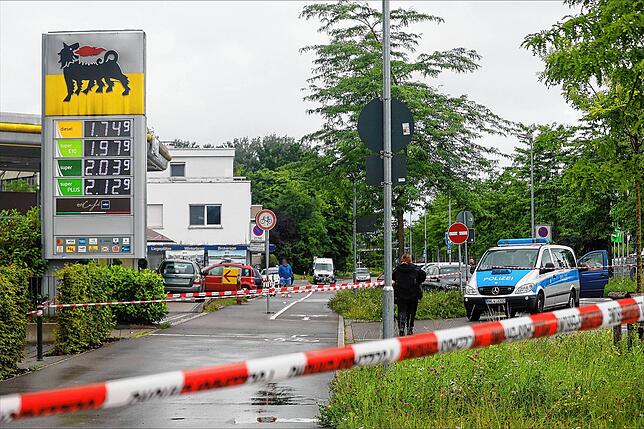 (Archivbild von Juli 2024) Nach den Schüssen an der Tankstelle an der Reichenaustraße sichert die Polizei den Bereich für die Spurensuche.