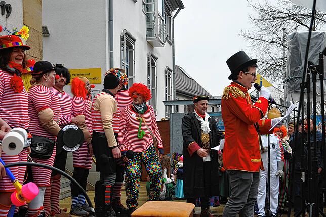 Bild 25: Bunte Zirkusschar in Steißlingen: So feierten die Narren die Rathausübergabe am Schmotzige