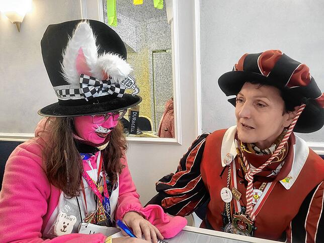 Fasnachtsbühnen-Star Claudia Zähringer (rechts) steht Duracell-Häschen Aurelia Scherrer vom SÜDKURIER Rede und Antwort.