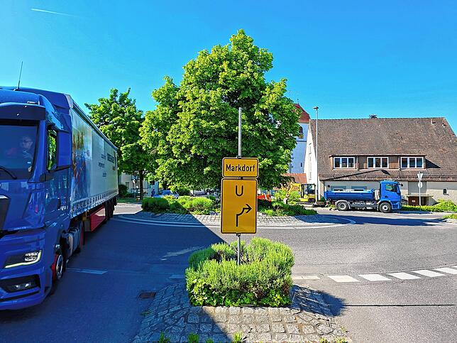 Der Kreisverkehr in Schnetzenhausen. Fahrer, die nach Markdorf unterwegs sind, müssen von hier aus Richtung Spaltenstein abzweigen. ...