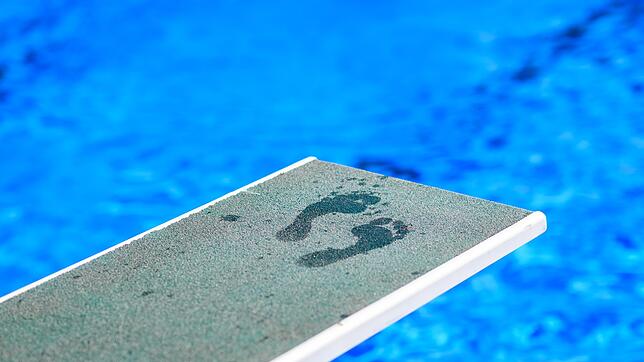Der Sprung ins kühle Nass ist im Freibad in Wendlingen nach einem Gasaustritt vorerst nicht mehr möglich. (Symbolbild)