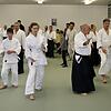 Großer Andrang bei der Eröffnungsfeier der Aikidoschule im Haus der Vereine: Unter Anleitung von Renato Fillipin (vorne rechts) machen ...