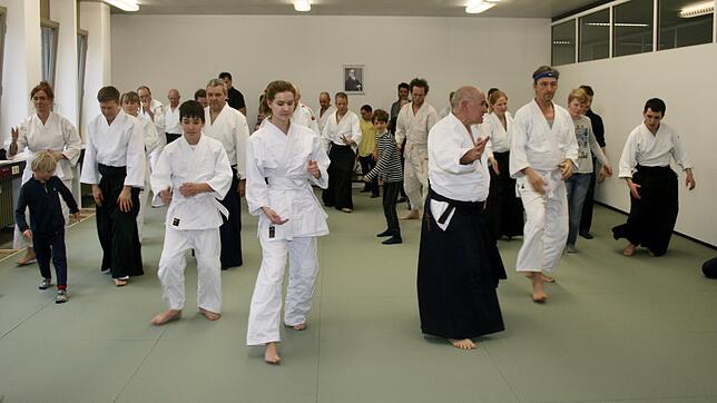 Großer Andrang bei der Eröffnungsfeier der Aikidoschule im Haus der Vereine: Unter Anleitung von Renato Fillipin (vorne rechts) machen ...
