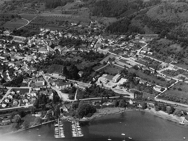 Mai 1974: St. Otmar links in der Mitte ist deutlich zu sehen. Damals war in Ludwigshafen innerorts noch viel Grün, das heute bebaut ist.