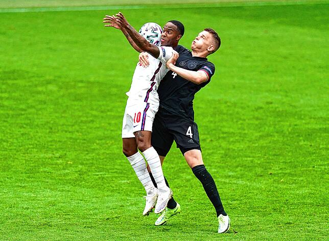Englands Raheem Sterling (links) und Matthias Ginter kämpfen um den Ball.