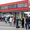 Nun ist es nicht mehr weit: Am Gemeindeimpftag in Radolfzell mussten die Menschen lange Wartezeiten in Kauf nehmen.