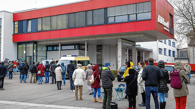 Nun ist es nicht mehr weit: Am Gemeindeimpftag in Radolfzell mussten die Menschen lange Wartezeiten in Kauf nehmen.