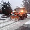 In St. Georgen sind die Räum- und Streufahrzeuge ab den frühen Morgenstunden im Einsatz, um die Straßen eisfrei zu halten.