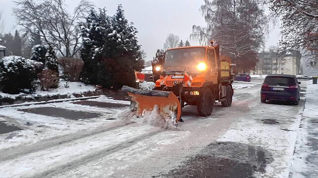 In St. Georgen sind die Räum- und Streufahrzeuge ab den frühen Morgenstunden im Einsatz, um die Straßen eisfrei zu halten.
