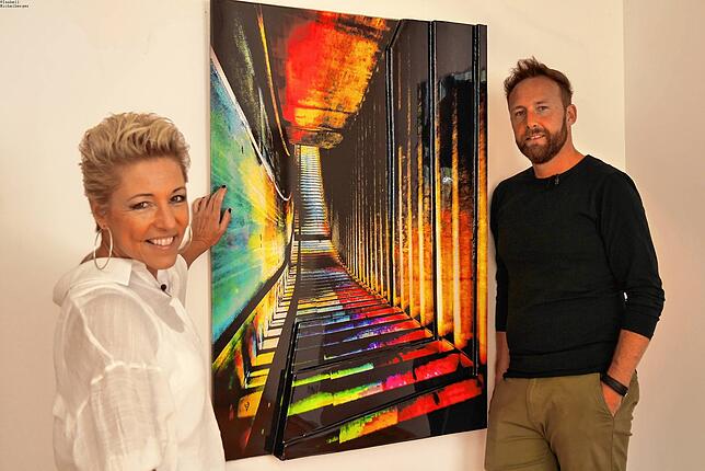 Alexandra Geiger von den bekannten Geschwistern Hofmann sorgte 2022 mit Pop-Art-Bildern aus eigenen Fotografien für Schlagzeilen.
