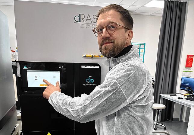 Der Mikrobiologe Steffen Höring zeigt das neue Gerät im Labor Dr. Brunner. Hier werden die Blutproben analysiert. Dabei wird auch ...