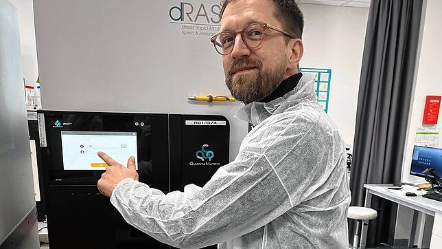 Der Mikrobiologe Steffen Höring zeigt das neue Gerät im Labor Dr. Brunner. Hier werden die Blutproben analysiert. Dabei wird auch ...