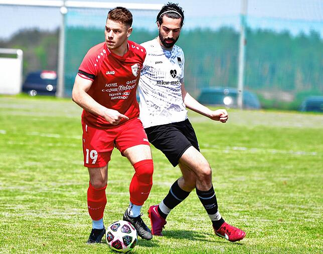 Torgarant: Nico Reichardt (vorn, gegen Arbnor Smakaj vom FC Tiengen 08 II) erzielte 35 Tore in der Meistersaison für den FC Schlüchttal.