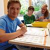Bill ist mit Feuereifer an seinen Matheaufgaben dran. Das Fach Betreute Freizeit ist an der Haldenwang-Schule allerdings schon gekürzt, ...