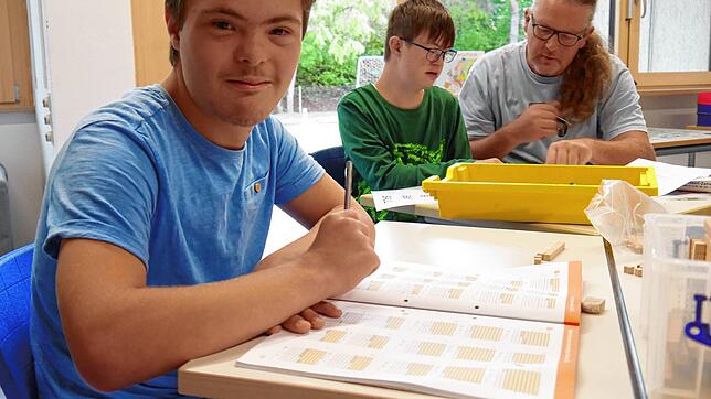 Bill ist mit Feuereifer an seinen Matheaufgaben dran. Das Fach Betreute Freizeit ist an der Haldenwang-Schule allerdings schon gekürzt, ...