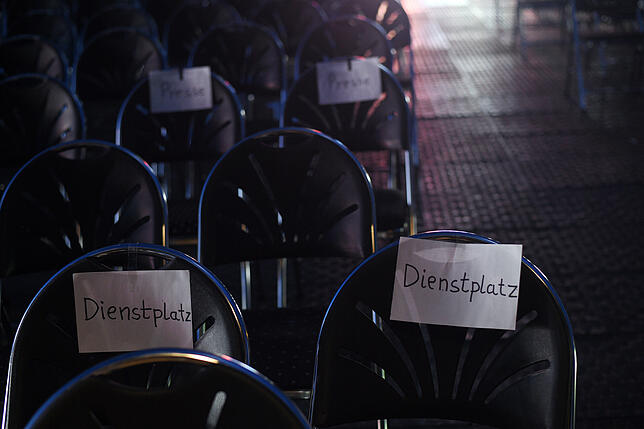 Bild 1: Hier haben Kulturufer-Besucher eigentlich keinen Zutritt: Ein Ausflug hinter die Kulissen des Zeltfestivals in Friedrichshafen