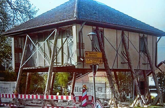 Damit man einen Keller ausschachten konnte, musste das komplette Gebäude auf Stelzen gestellt werden.