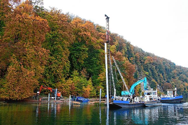 Mit diesen Arbeitsschiffen wurden die neuen Dalben für den Anlegesteg am Fuß der Marienschlucht eingeschlagen.