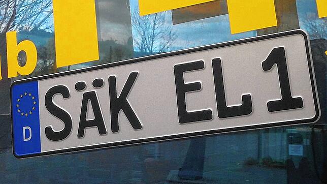 Eine Schilderwerkstatt in Waldshut hat sich schon auf spezielle Weise mit dem wieder eingeführten SÄK-Kennzeichen befasst.