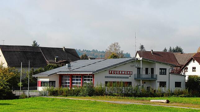 Das Dach der Feuerwehr Orsingen-Nenzingen hat eine Photovoltaik-Anlage. Im letzten Jahr erzeugte die Doppelgemeinde mehr Strom als sie ...