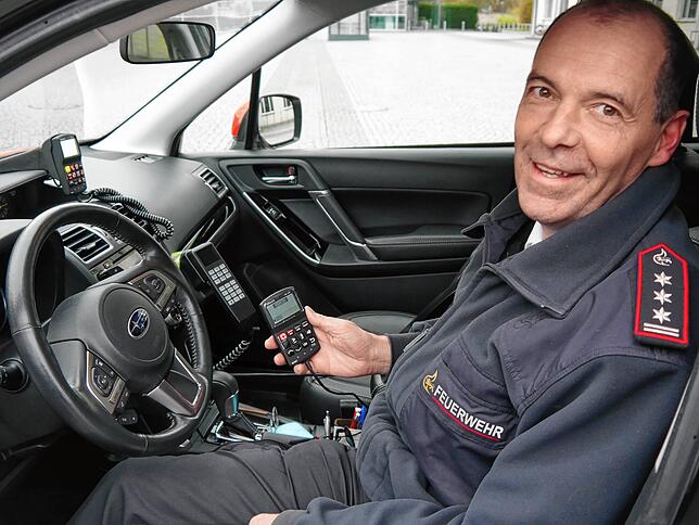 Mit diesem Knopf steuert Stefan Schüttler die mobilen Sirenen. Zwei Stück davon hat die Stadt angeschafft.