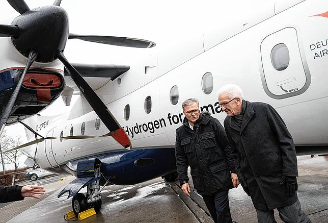 Ministerpräsident Winfried Kretschmann (rechts) mit Josef Kallo, Geschäftsführer der H2Fly GmbH, auf dem Flughafen Stuttgart. Im ...