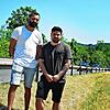 Ayhan Oruc (links) und Cagdas Hepbasli waren am Montag eine der Ersten an der Unfallstelle auf der B31. Sie rissen Autotüren auf, ...