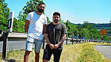 Ayhan Oruc (links) und Cagdas Hepbasli waren am Montag eine der Ersten an der Unfallstelle auf der B31. Sie rissen Autotüren auf, ...