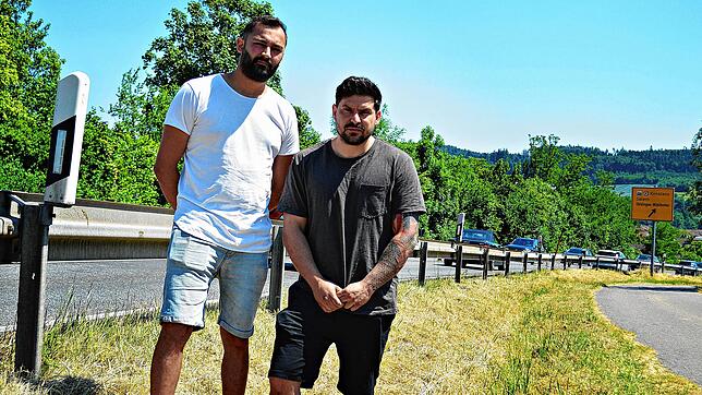 Ayhan Oruc (links) und Cagdas Hepbasli waren am Montag eine der Ersten an der Unfallstelle auf der B31. Sie rissen Autotüren auf, ...