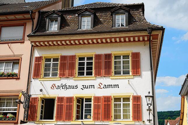 Schon 1729 war das Gasthaus zum Lamm erstmals eine Gaststätte – nachdem ein Metzgergeselle eine Wittwe in Not rettete.