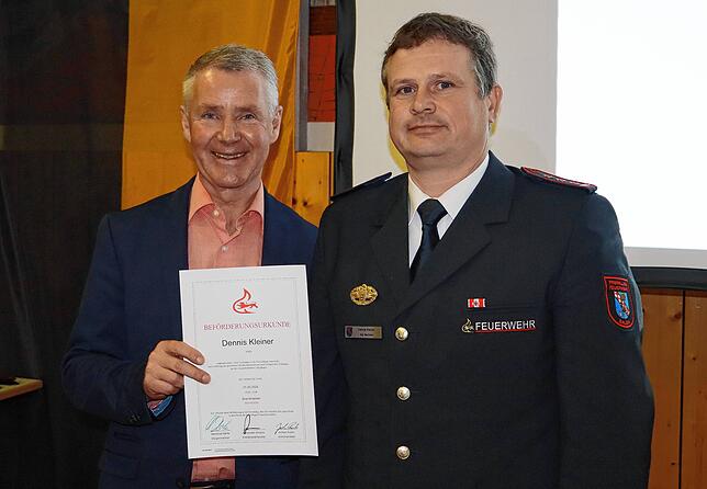 Bürgermeister Manfred Härle (links) gratuliert Dennis Kleiner nach seiner Beförderung zum Brandmeister.